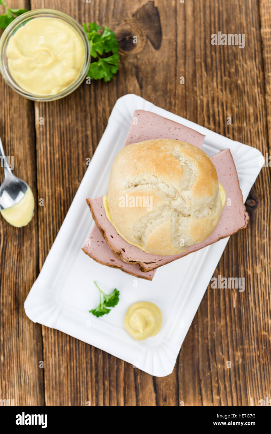 Il tedesco Leberkaese come dettagliato alta close-up shot su un vintage tavolo in legno (messa a fuoco selettiva) Foto Stock