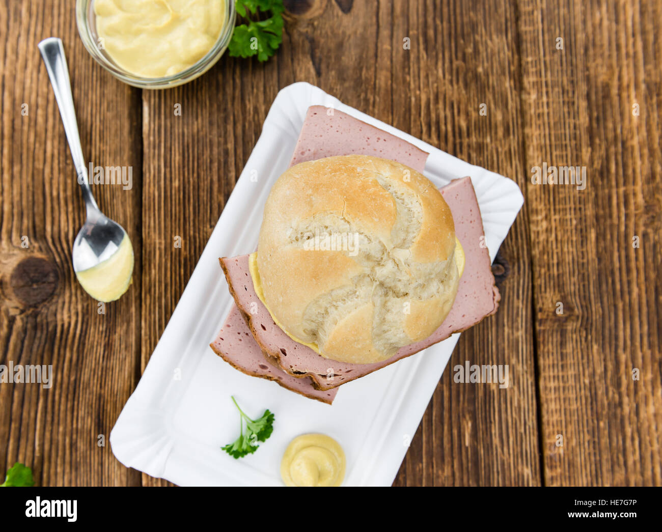 Pagnotta di carne sul legno rustico sfondo (close-up shot) Foto Stock