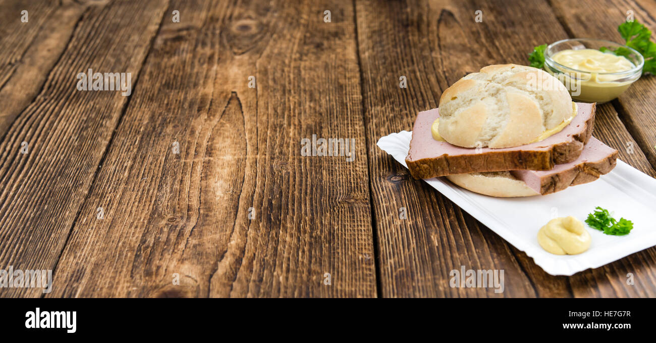 Il tedesco Leberkaese come dettagliato alta close-up shot su un vintage tavolo in legno (messa a fuoco selettiva) Foto Stock