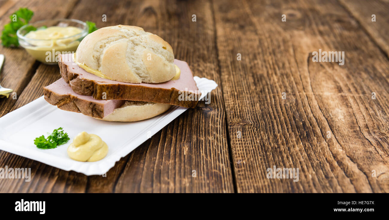 In casa pagnotta di carne su vintage di sfondo (il fuoco selettivo; close-up shot) Foto Stock