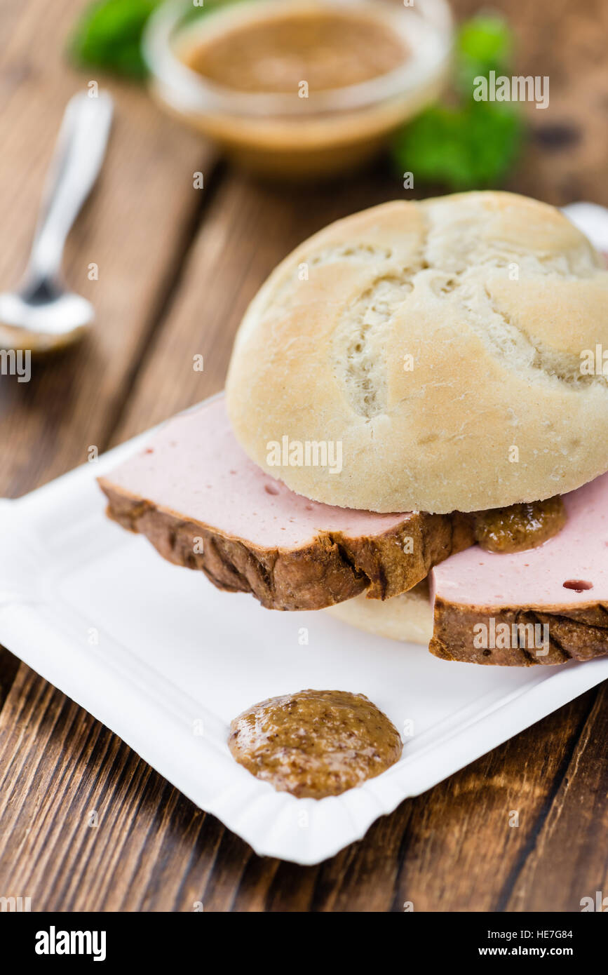 Il tedesco Leberkaese come dettagliato alta close-up shot su un vintage tavolo in legno (messa a fuoco selettiva) Foto Stock