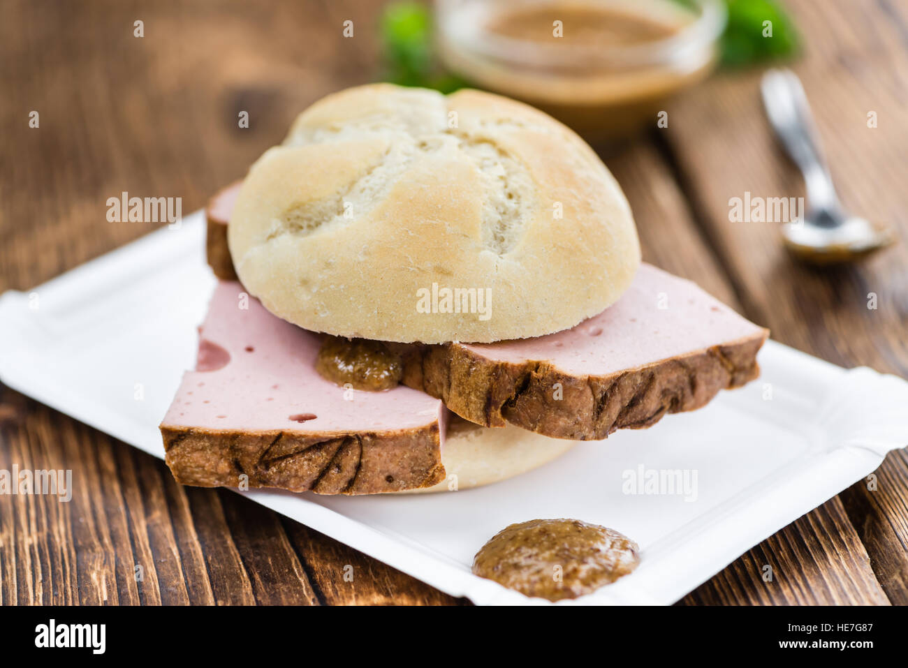 Pagnotta di carne sul legno rustico sfondo (close-up shot) Foto Stock