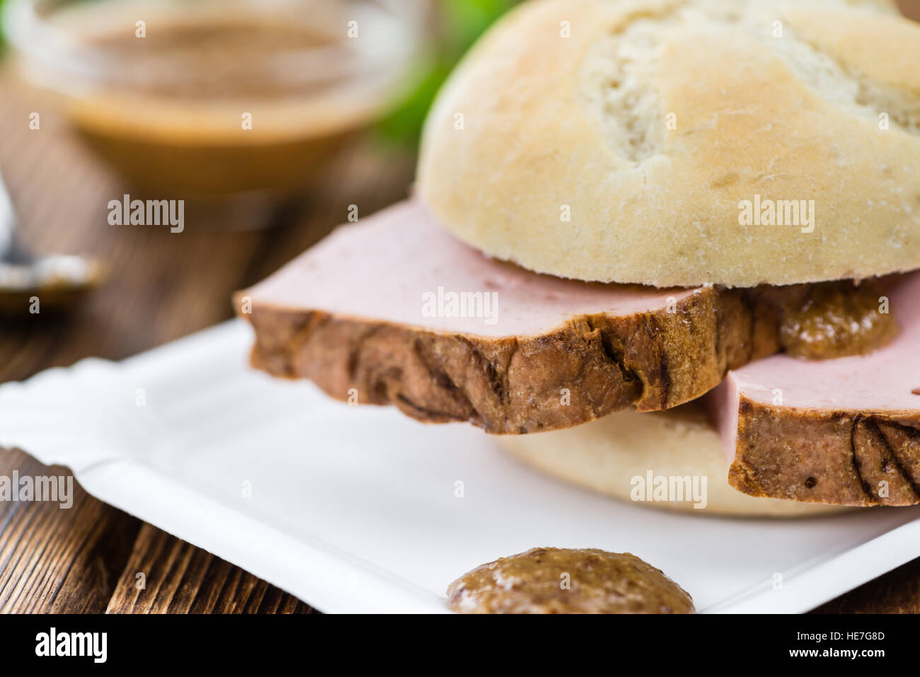 In casa pagnotta di carne su vintage di sfondo (il fuoco selettivo; close-up shot) Foto Stock