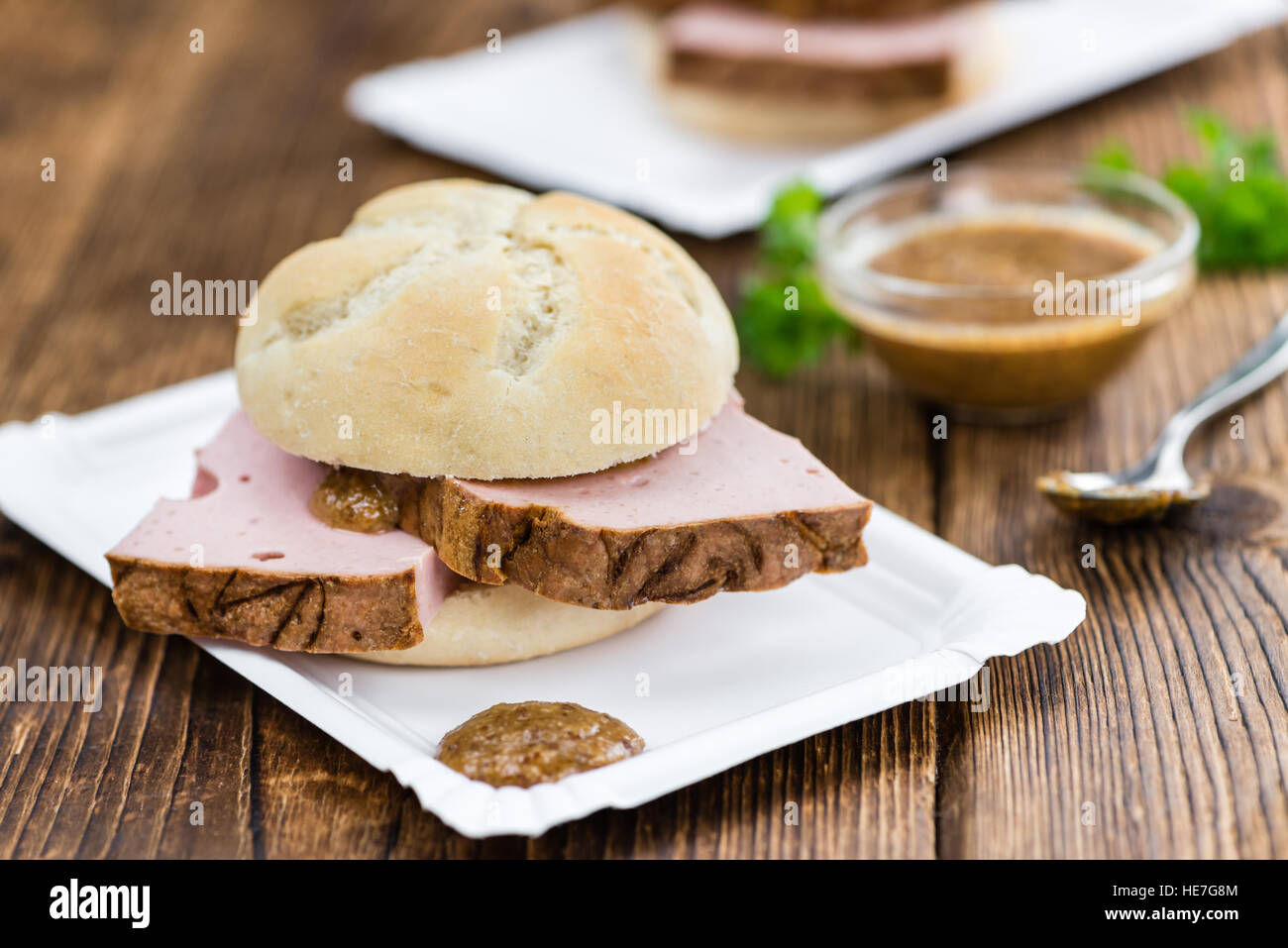 Il tedesco Leberkaese come dettagliato alta close-up shot su un vintage tavolo in legno (messa a fuoco selettiva) Foto Stock
