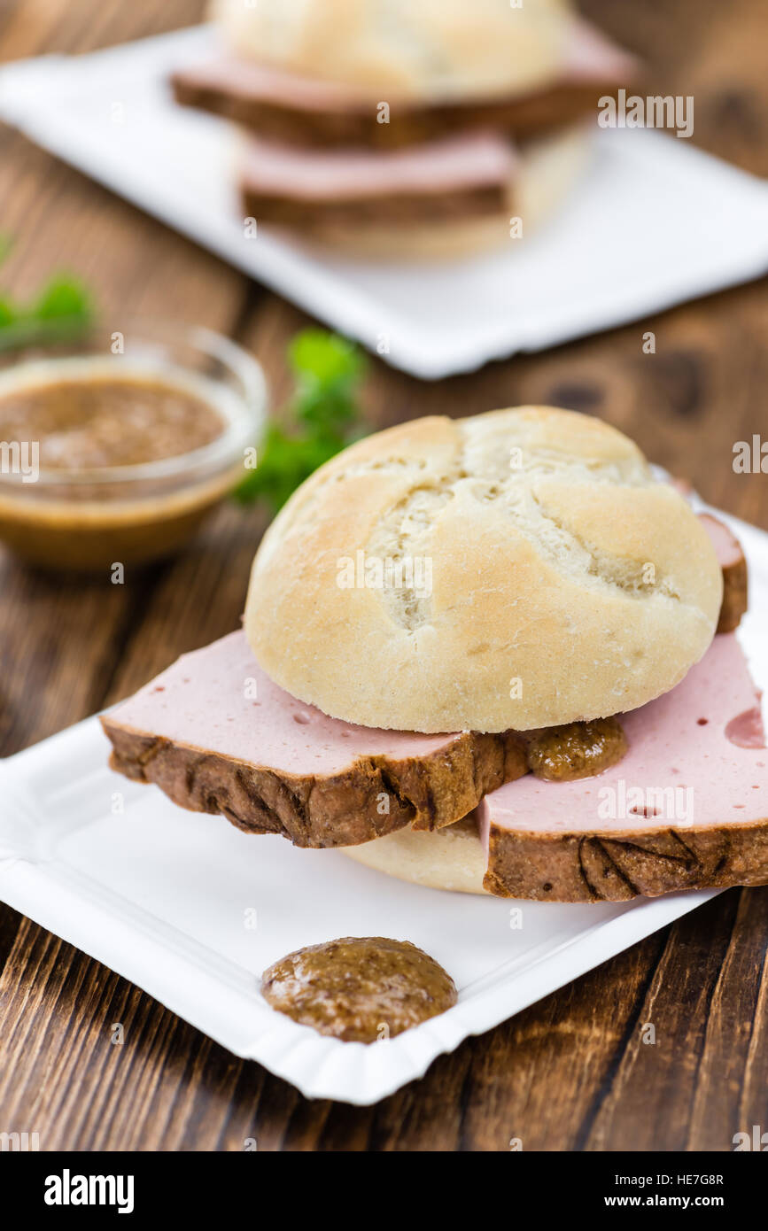 In casa pagnotta di carne su vintage di sfondo (il fuoco selettivo; close-up shot) Foto Stock