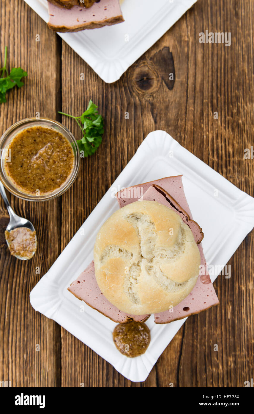 Pagnotta di carne sul legno rustico sfondo (close-up shot) Foto Stock