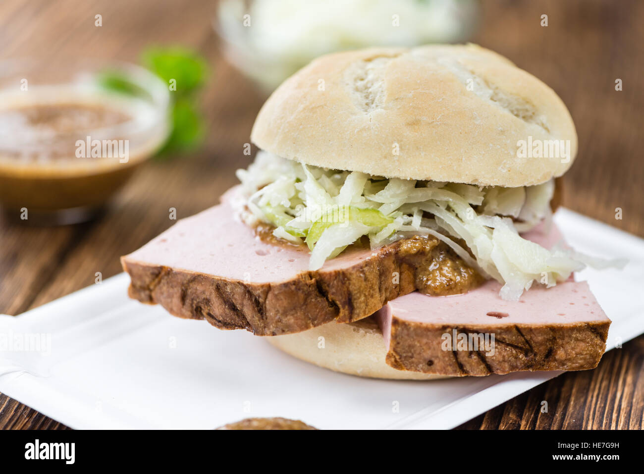 In casa pagnotta di carne su vintage di sfondo (il fuoco selettivo; close-up shot) Foto Stock
