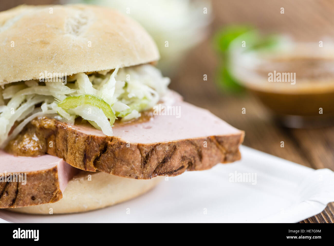 Pagnotta di carne sul legno rustico sfondo (close-up shot) Foto Stock
