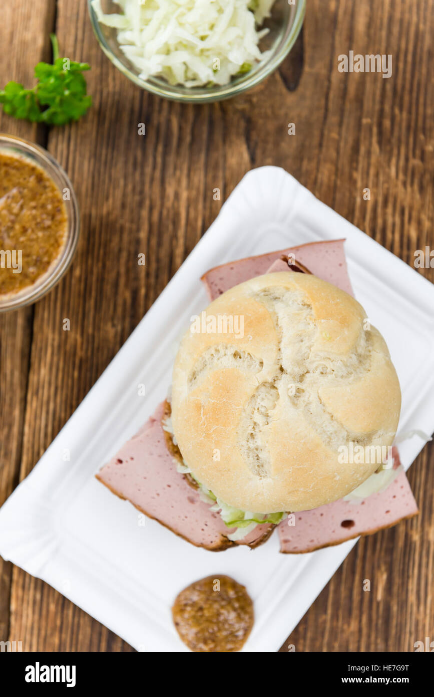 Il tedesco Leberkaese come dettagliato alta close-up shot su un vintage tavolo in legno (messa a fuoco selettiva) Foto Stock