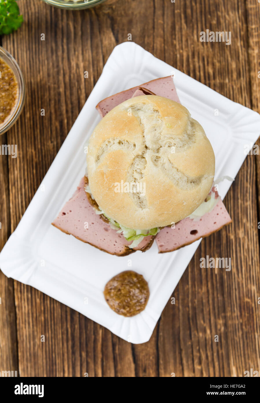 In casa pagnotta di carne su vintage di sfondo (il fuoco selettivo; close-up shot) Foto Stock
