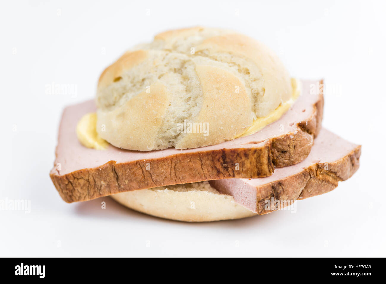 Porzione di fresco Leberkaese fatti isolati su sfondo bianco Foto Stock