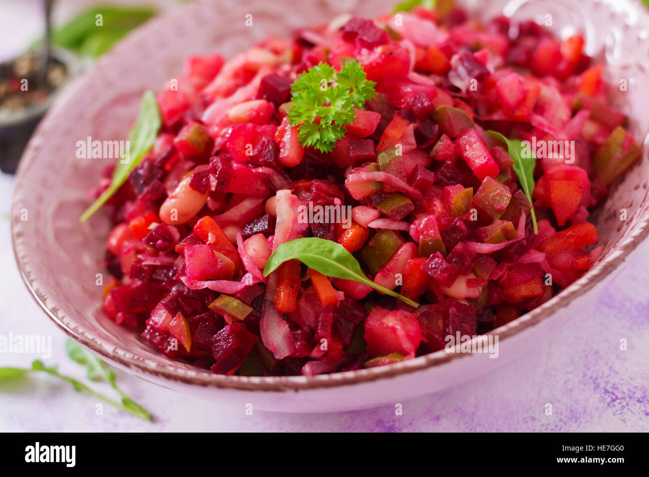 Insalata di barbabietole da insalata in una ciotola rosa Foto Stock