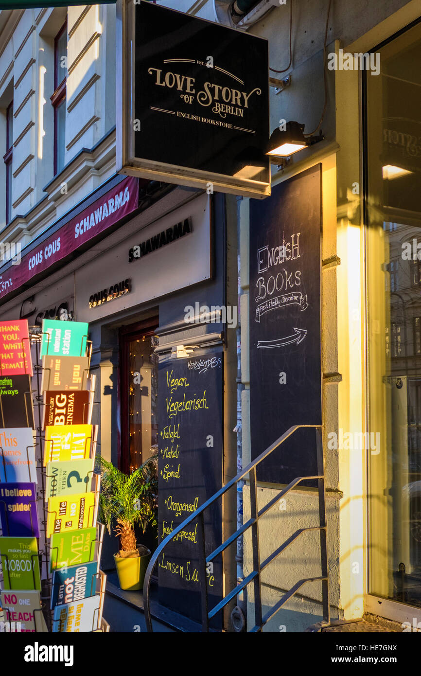 Una storia di amore di Berlino, bookshop esterno. English book shop in Prenzlauer Berg di Berlino Foto Stock