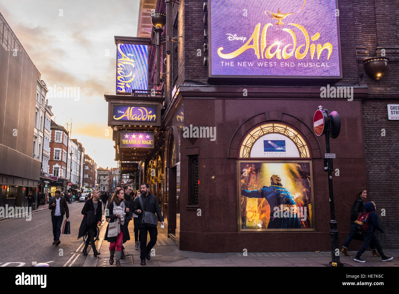 Street View di Prince Edward Theatre in old compton Street, Soho, Londra uk. ora giocando ad Aladdin, Disney's new musical. Foto Stock