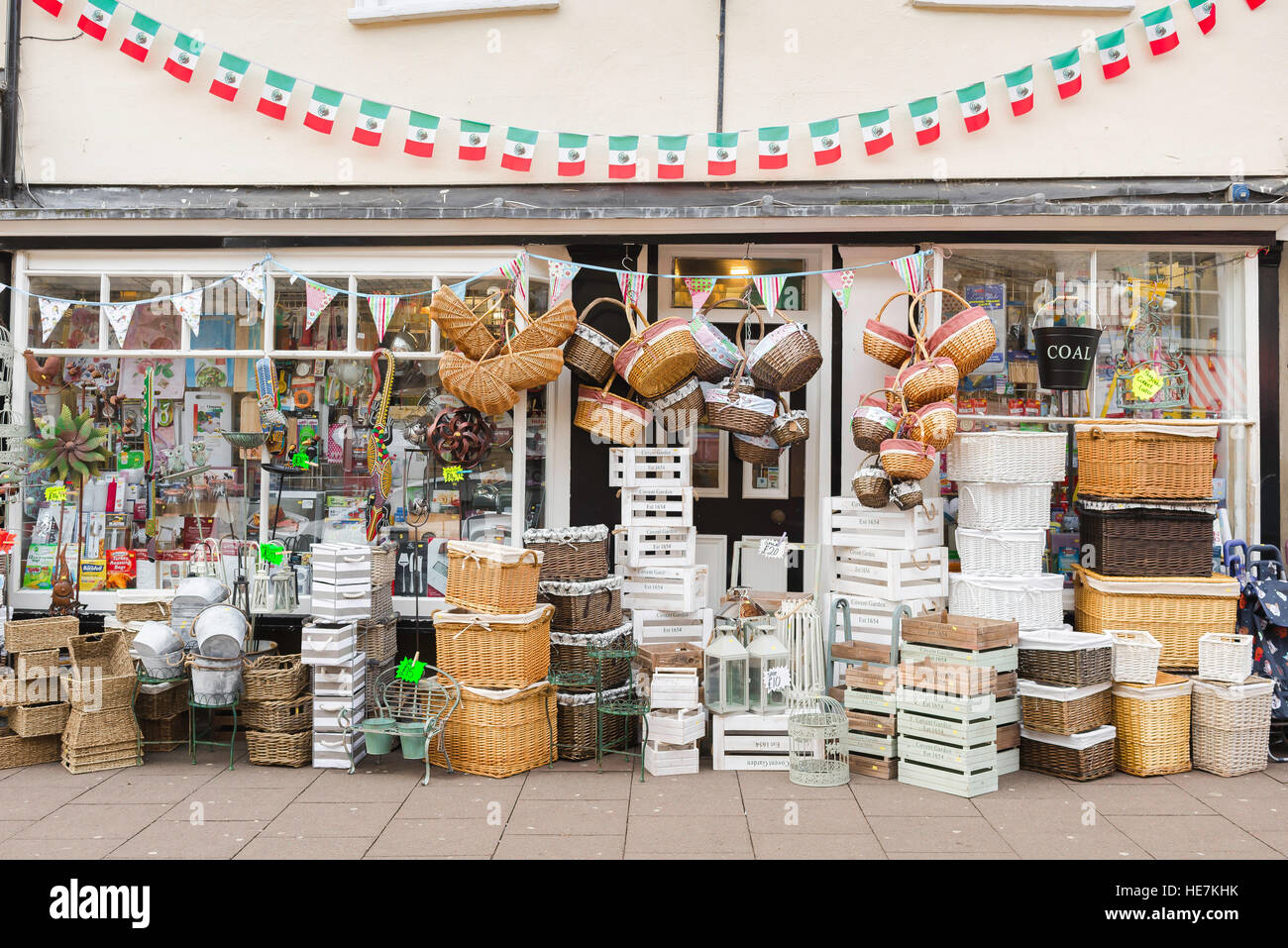 Bury St Edmunds shopping shop Suffolk, un display di cesti in vimini al di fuori di un tradizionale ironmonger negozio in Bury St Edmunds, Regno Unito. Foto Stock