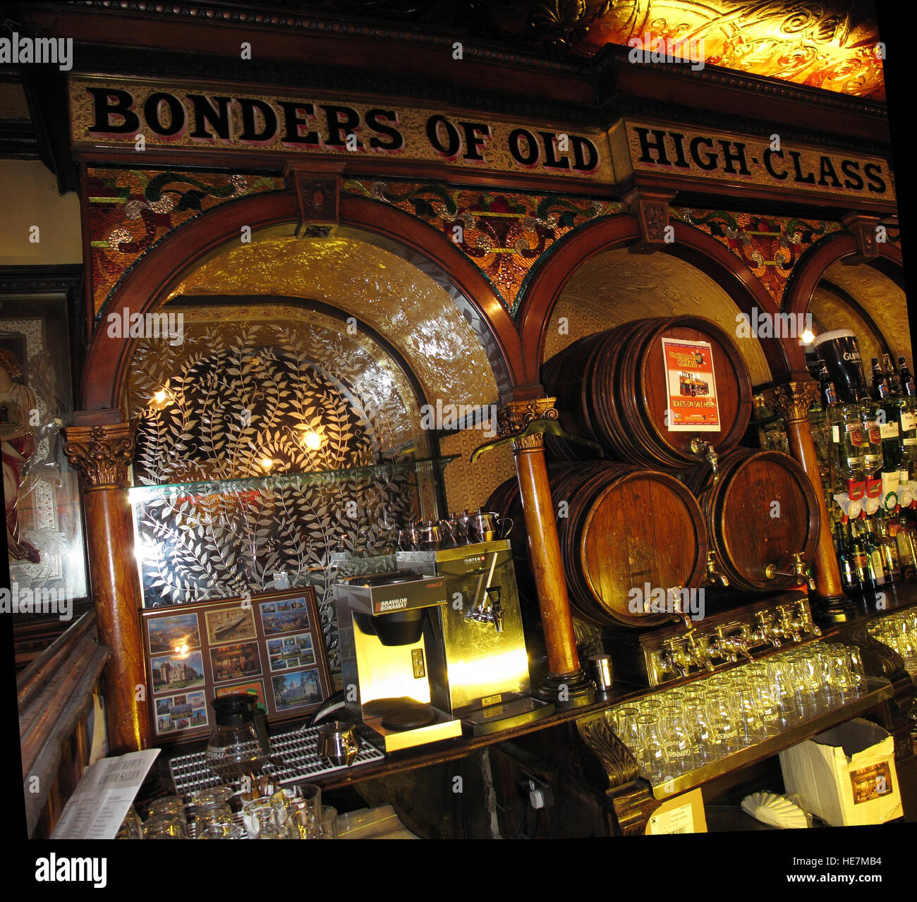 Famoso Crown Bar mirrors,Gt Victoria St,Belfast Foto Stock