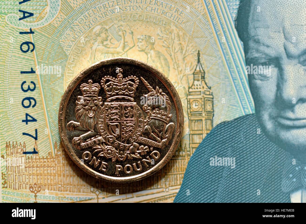Una sterlina moneta su un nuovo 5 pound nota Foto Stock