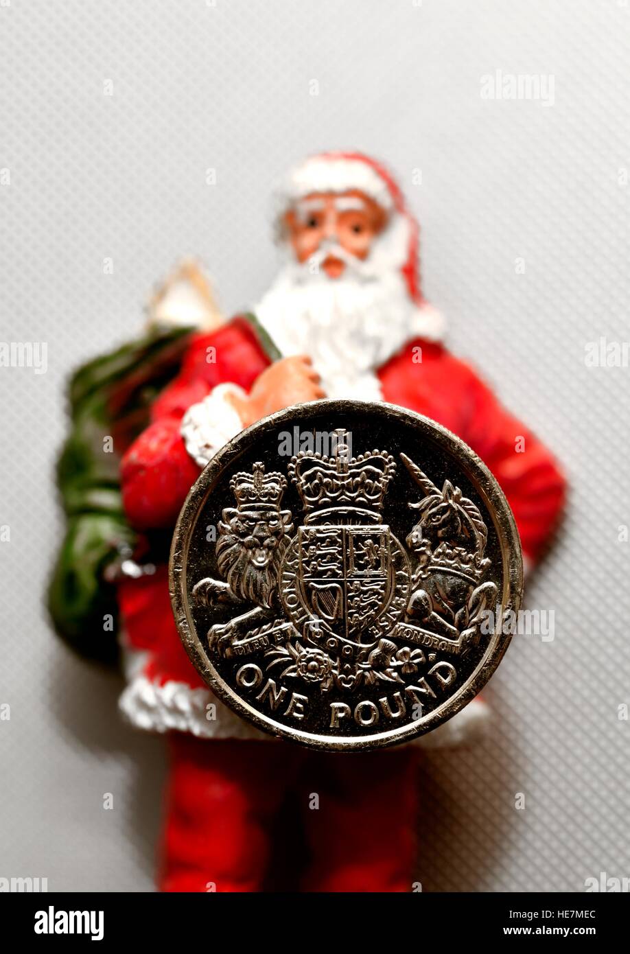 Una libbra di moneta di fronte a Babbo Natale Foto Stock