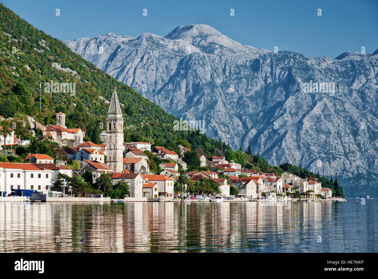Perast tradizionale villaggio dei balcani paesaggio di montagna dalla Baia di Kotor in Montenegro Foto Stock