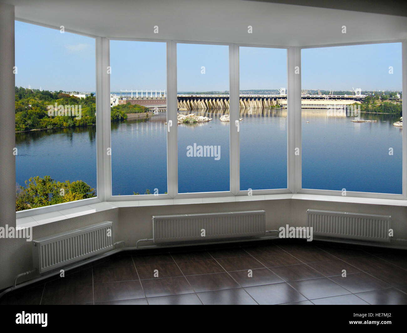 Camera con finestre che si affacciano sulla centrale idroelettrica di Zaporozhye Foto Stock