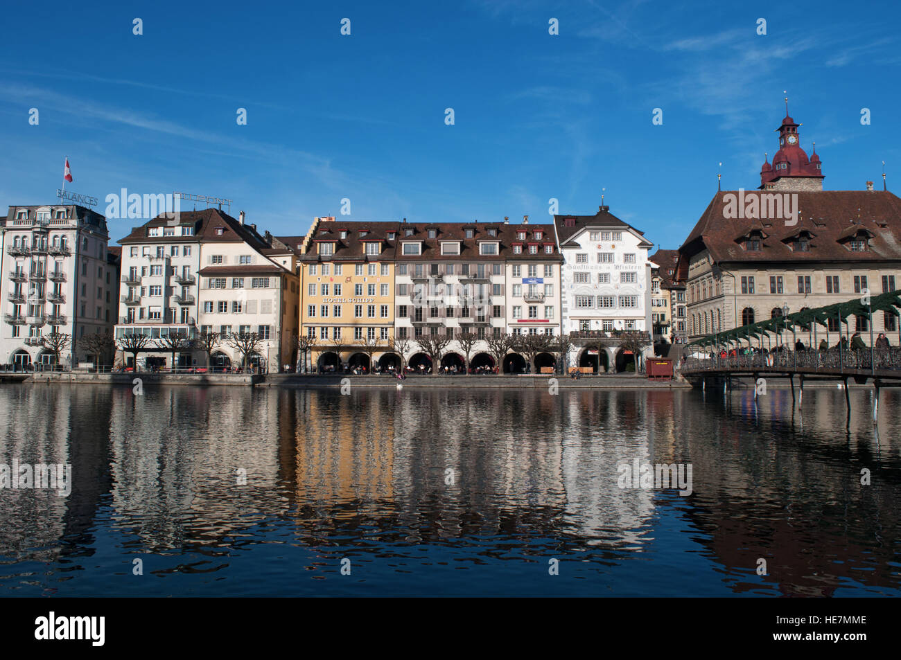 La Svizzera, Europa: vista del Rathaussteg, il ponte sul fiume Reuss, con lo skyline della città medievale di Lucerna Foto Stock