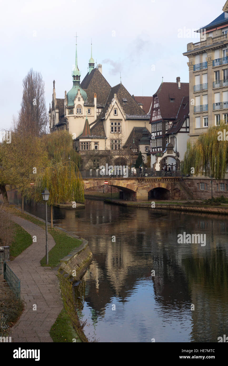 Il Lycée international des Pontonniers, Strasburgo, combina una miscela di origine germanica gotici e rinascimentali Foto Stock