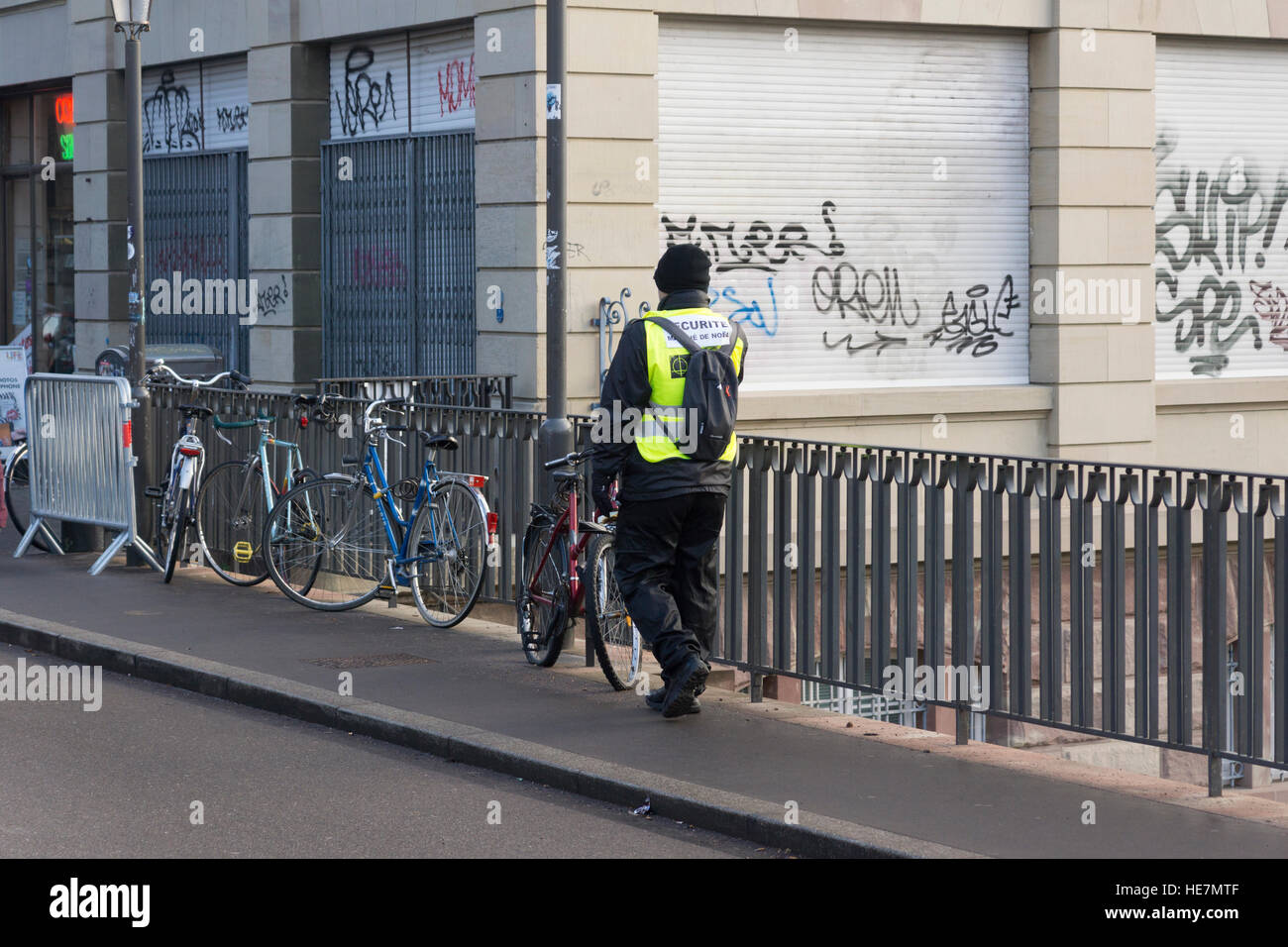 Un Mercato di Natale la guardia di sicurezza delle pattuglie miste di Pont St Etienne, Strasburgo, a seguito della cattura di ISIS elementi terroristici Foto Stock