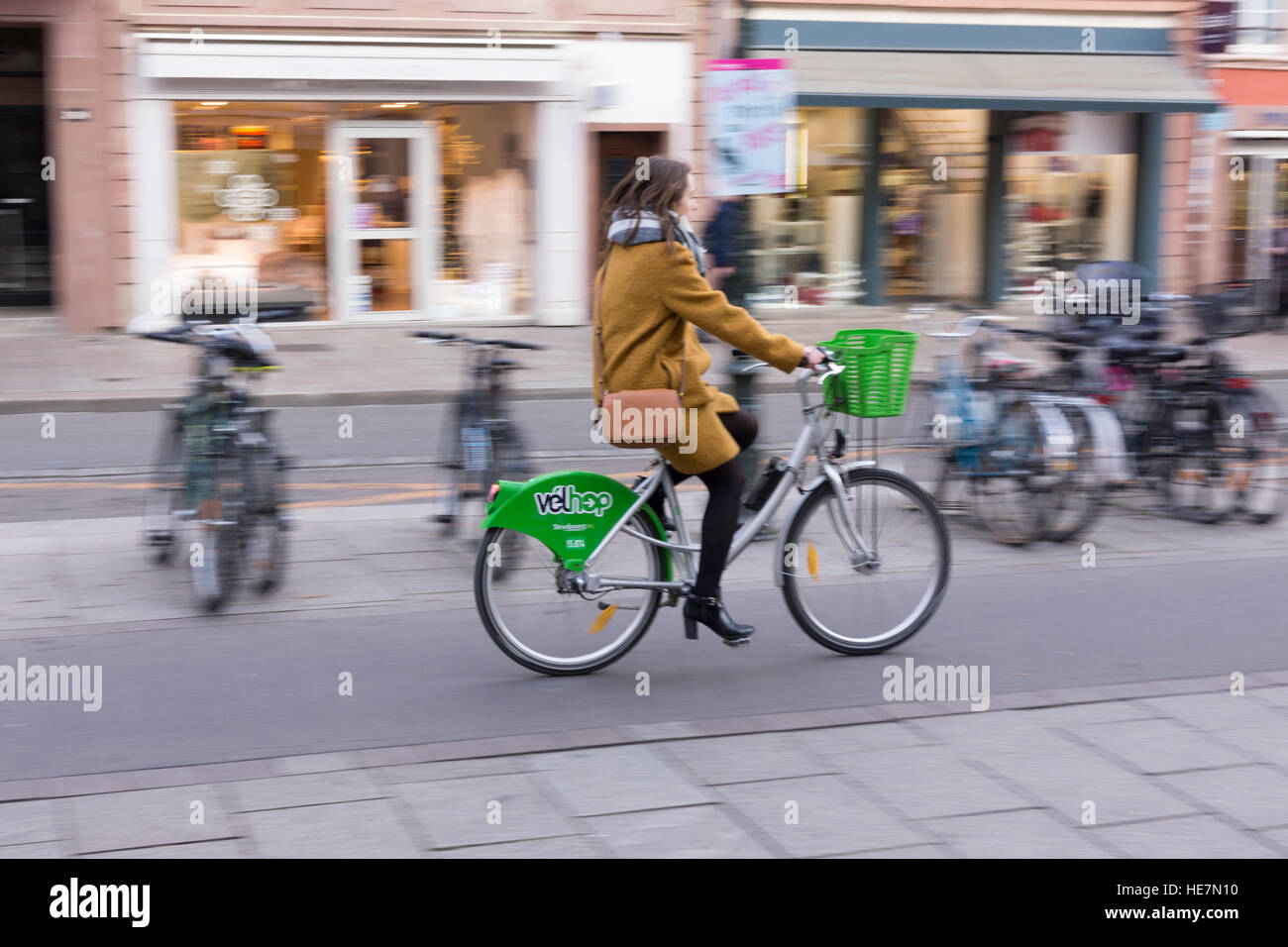 Un ciclista utilizzando un Vélhop noleggio bicicletta, Strasburgo Foto Stock