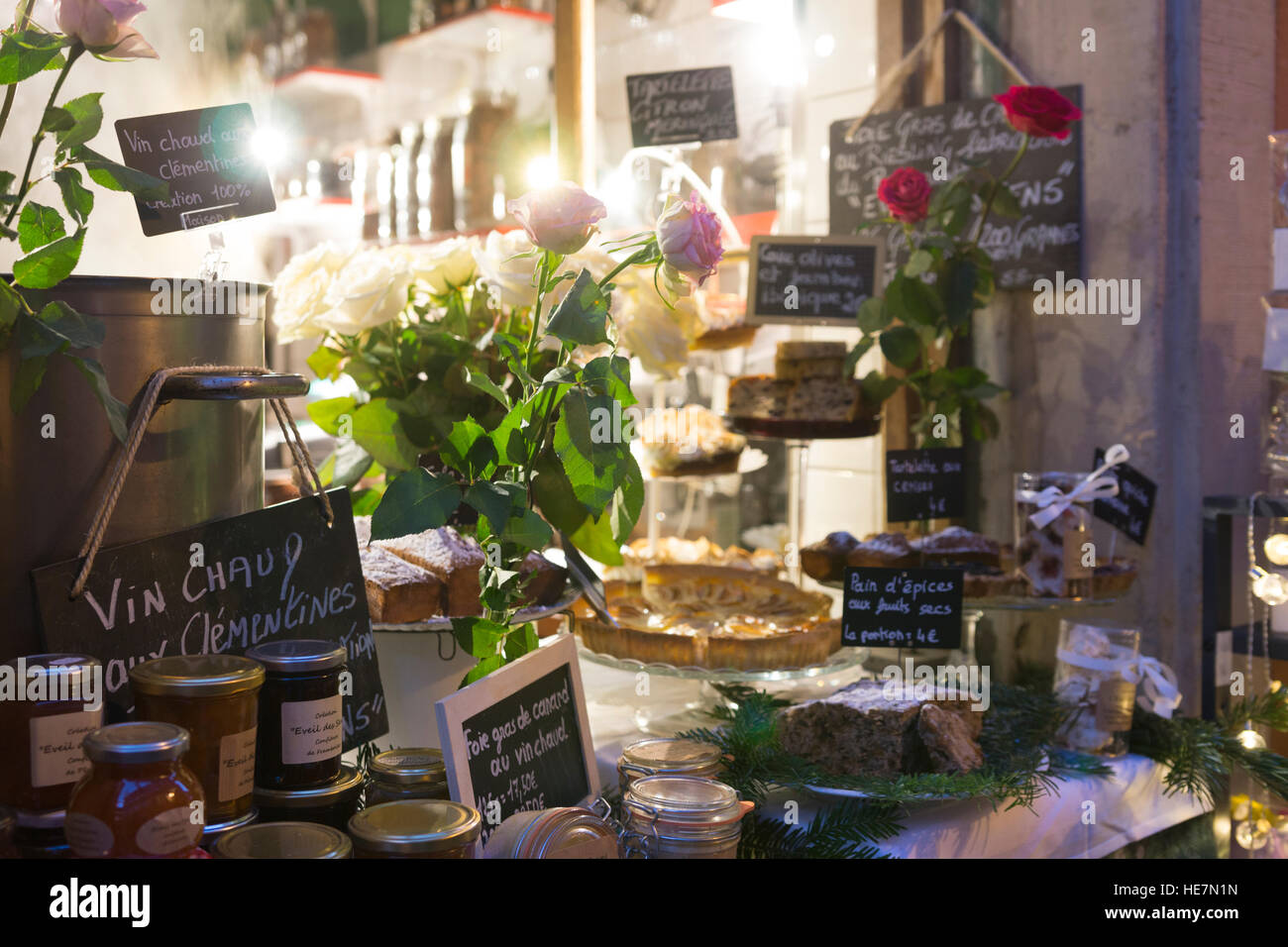 Vin brulè e altre specialità di Natale sul display in un negozio di Petite France di Strasburgo Foto Stock