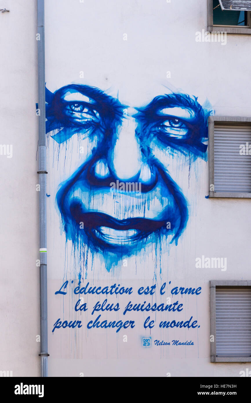 Una citazione attribuita a Nelson Mandela su un edificio di Strasburgo, "l'istruzione è l'arma più potente per cambiare il mondo" Foto Stock
