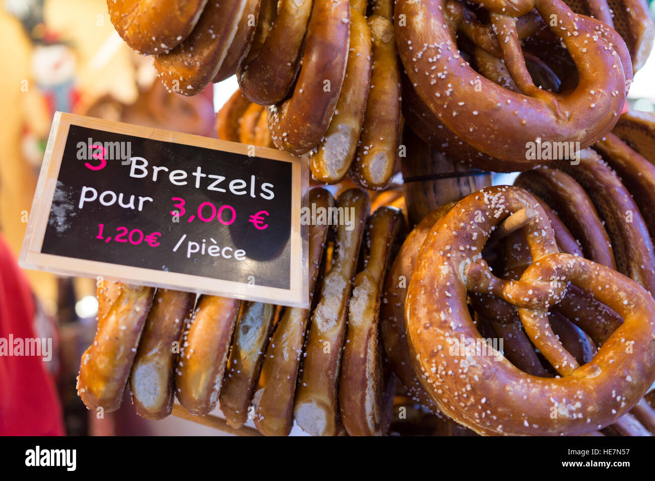 Pretzel sulla vendita a Place Broglie Mercatino di Natale a Strasburgo Foto Stock