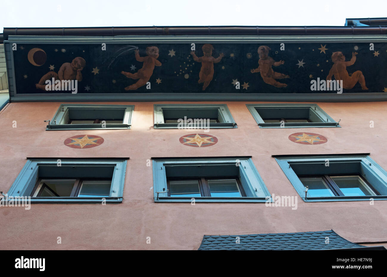 La Svizzera, Europa: vista dei palazzi ed edifici per le strade della città medievale di Lucerna, con le decorazioni e i dettagli delle case Foto Stock