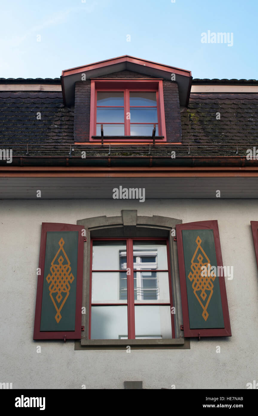 La Svizzera, Europa: dettagli di una finestra e una soffitta per le strade e i vicoli della città medievale di Lucerna Foto Stock