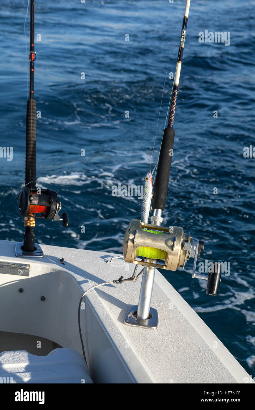 Big game pesca nelle Isole Canarie, Spagna. Mulinelli per la pesca e le aste in barca. Foto Stock