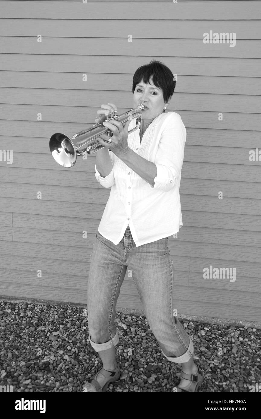 Femmina lettore tromba soffia. Foto Stock