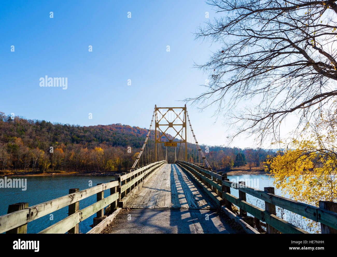 Castoro storico ponte sopra il Fiume Bianco, Table Rock Lake, castoro, monti Ozark, Arkansas, STATI UNITI D'AMERICA Foto Stock