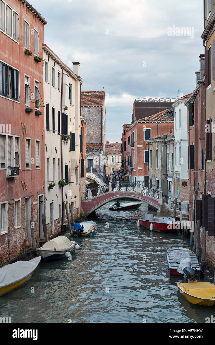 Venezia cityscape, stretto canale d'acqua, barche, bridge e edifici tradizionali in Italia, l'Europa. Foto Stock