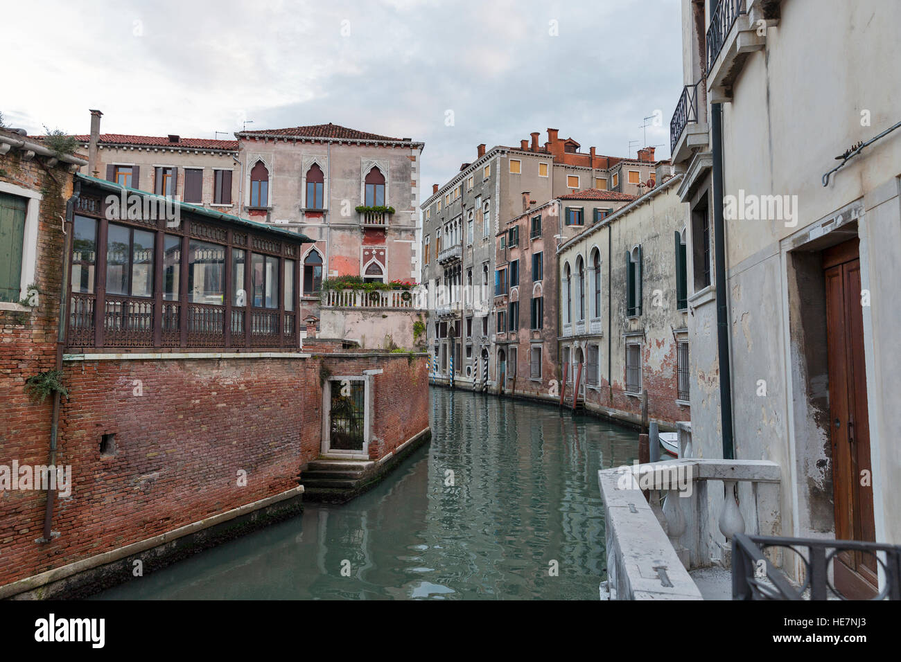 Venezia cityscape, stretto canale d'acqua e di edifici tradizionali in Italia, l'Europa. Foto Stock