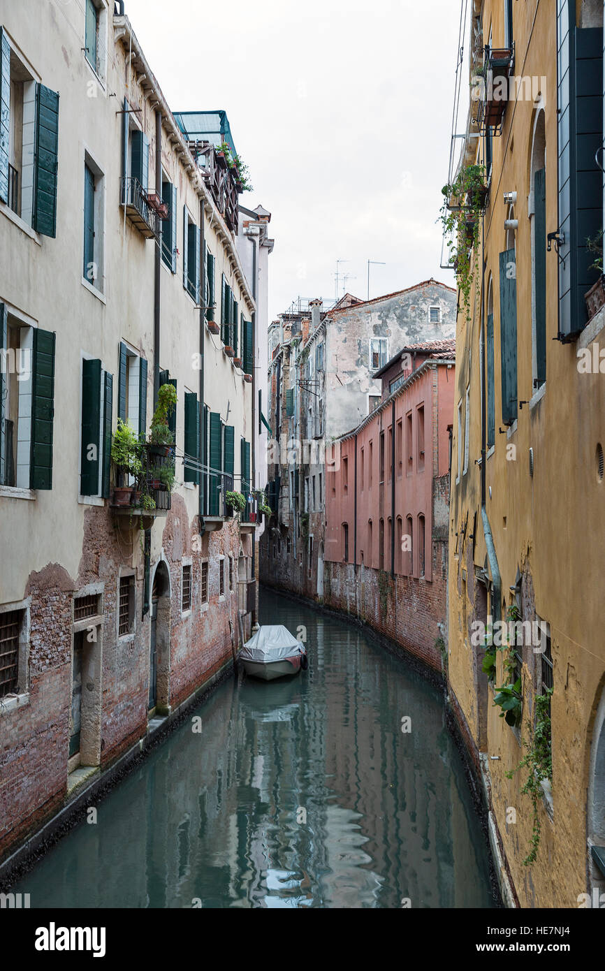 Venezia cityscape, stretto canale d'acqua e di edifici tradizionali in Italia, l'Europa. Foto Stock