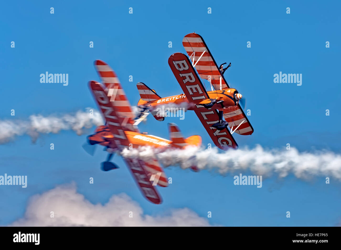 Il Breitling Wingwalkers AeroSuperBatics Ltd, al 2013 Royal International Air Tattoo, RAF Fairford, Gloucestershire, UK. Foto Stock