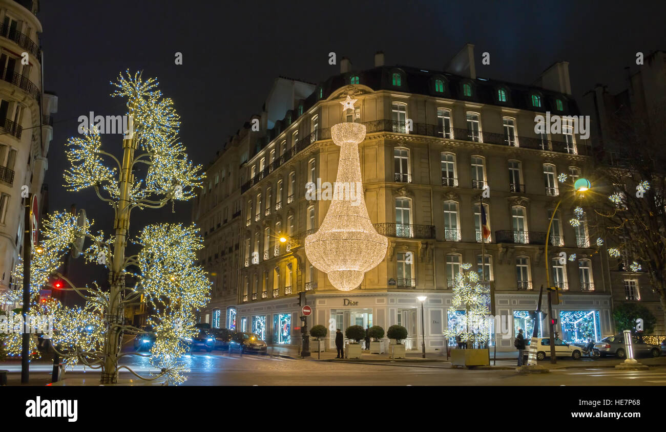Parigi, France-December 17, 2016 : la decorazione di Natale su boutique di  moda Dior trova Montaigne Avenue a Parigi, Francia Foto stock - Alamy