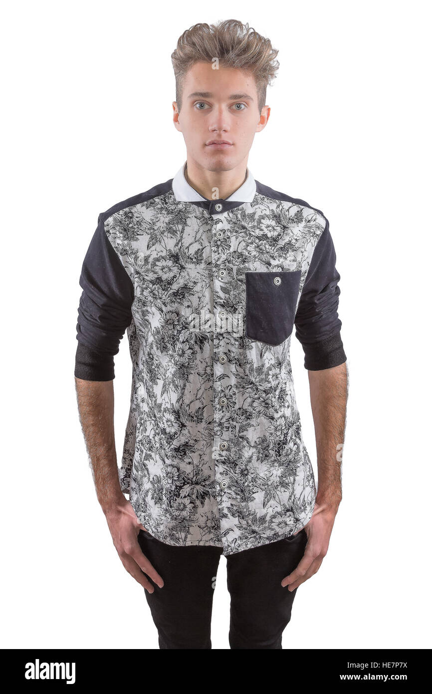 Elegante uomo vestito di nero a motivi floreali con la maglietta nera grande tasca di contrasto e pantaloni neri Foto Stock