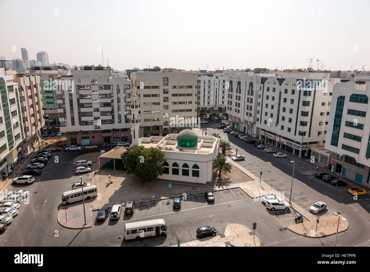 Quadrato con moschea in un reisidential parte della città di Abu Dhabi Foto Stock