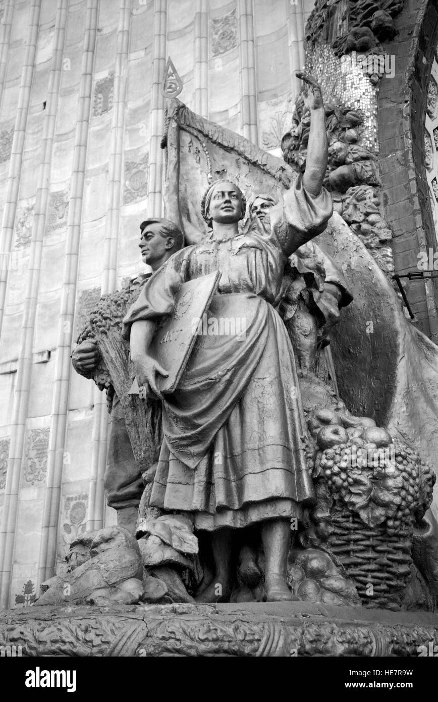 Statua sulla facciata di un padiglione a All-Russia Exhibition Centre (VDNKh) a Mosca Foto Stock