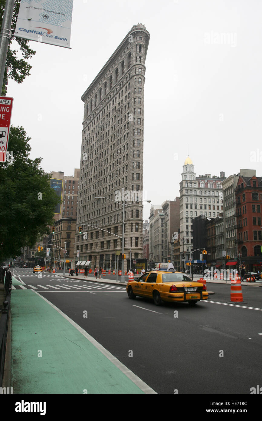 NEW YORK 2008 Flatiron Building dove 5 Ave e croce di Broadway a Manhattan Foto Stock