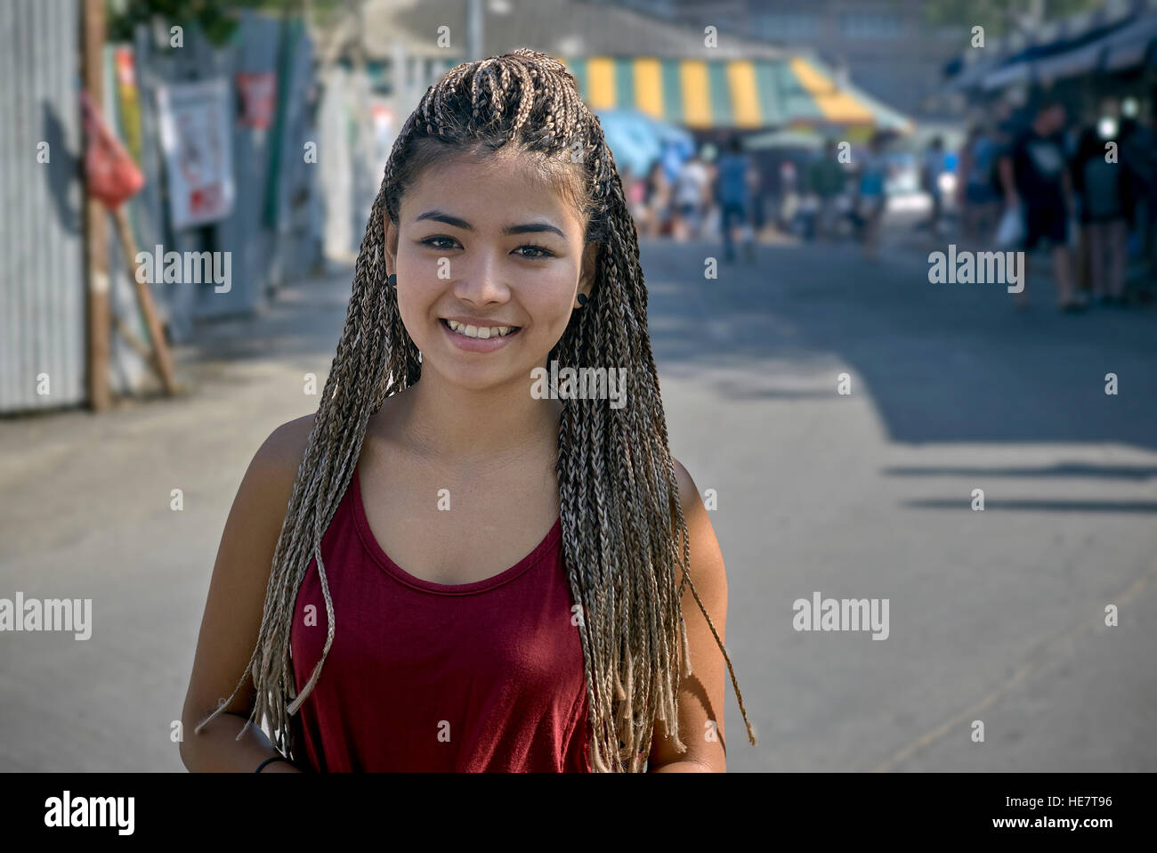 Bellezza asiatica. Ragazza teen con capelli intrecciati. Thailandia, S. E. Asia. Ragazze thailandesi Foto Stock