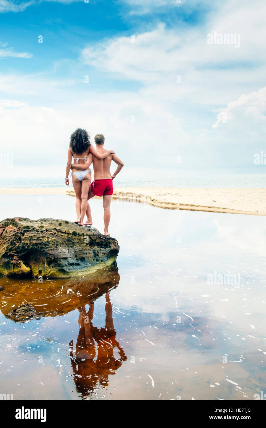 Una giovane coppia sulla spiaggia in Cambogia il Sud Est asiatico Foto Stock