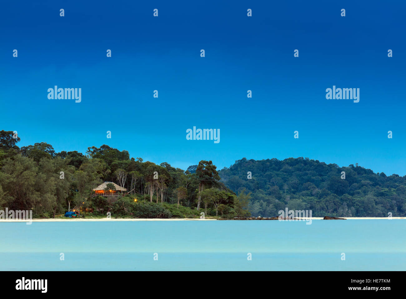 Hotel con tetto in paglia di palma su Ream Beach, Ream National Park, Sihanoukville, Cambogia, Sud-est asiatico Foto Stock