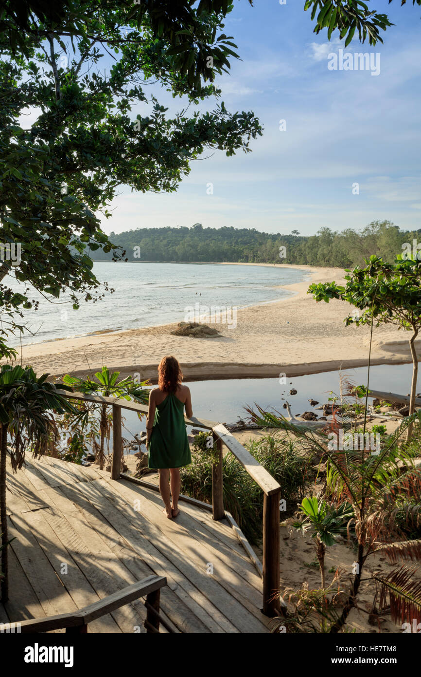 Una giovane donna si affaccia su una spiaggia deserta, Kaktus resort Koh Ta Kiev, Sihanoukville, Cambogia Foto Stock