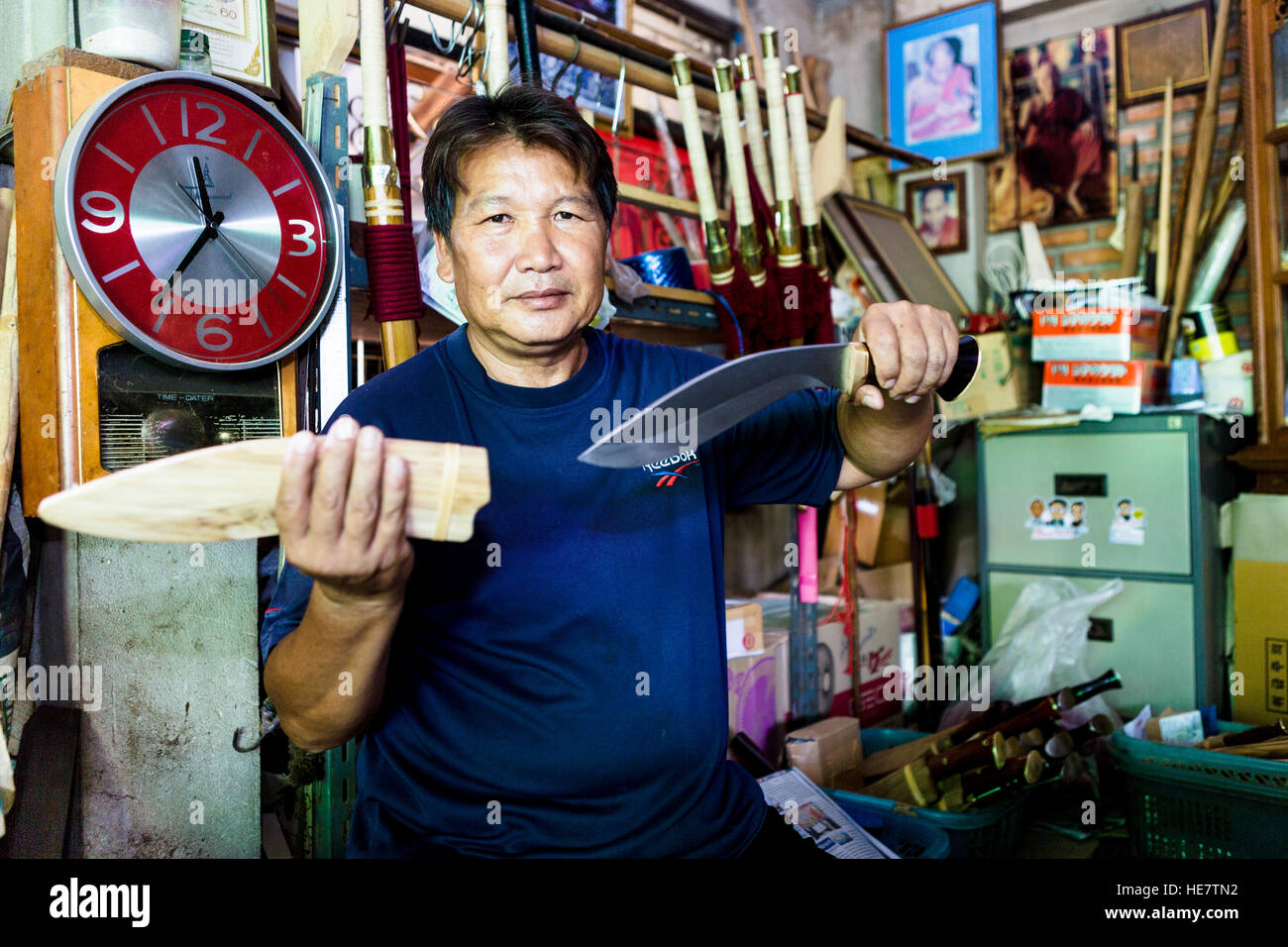 Coltelli tradizionali maker nel nord della Thailandia Foto Stock